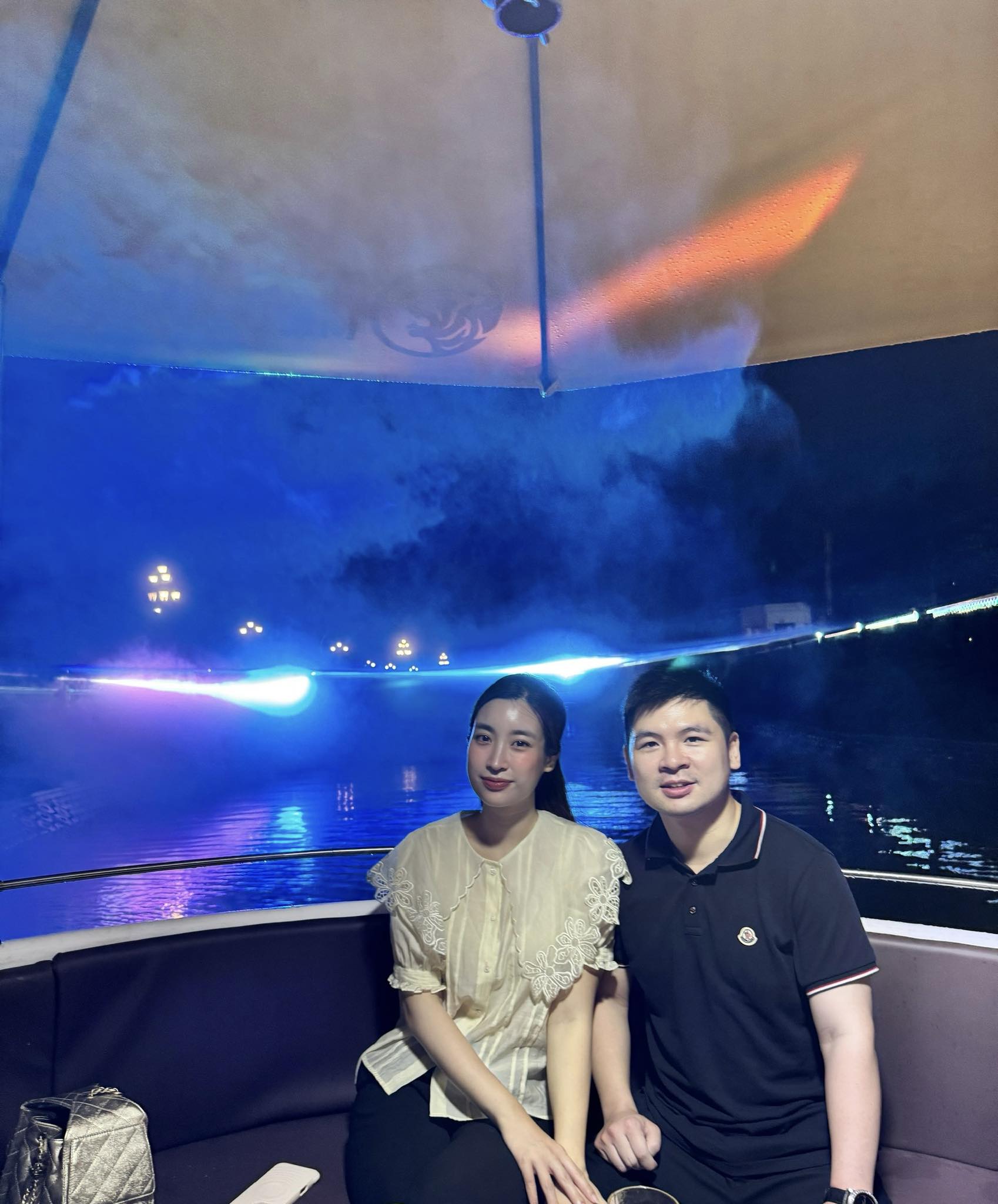 Chủ tịch Hà Nội FC tung ảnh tình tứ bên Hoa hậu Đỗ Mỹ Linh giữa đêm, visual "nàng dâu hào môn" gây sốt! - Ảnh 1. Chủ tịch Hà Nội FC tung ảnh tình tứ bên Hoa hậu Đỗ Mỹ Linh giữa đêm, visual "nàng dâu hào môn" gây sốt! - Ảnh 1.