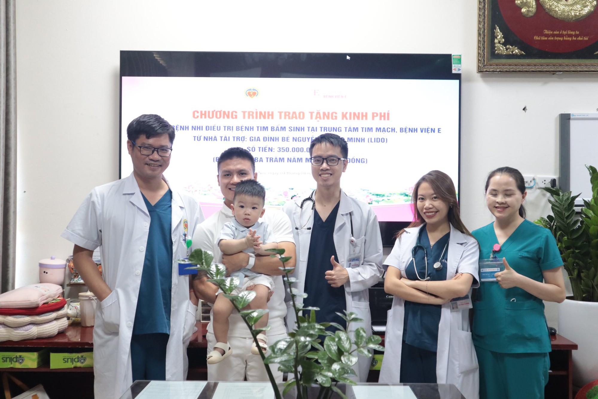 Quý tử nhà Quang Hải 1 tuổi đã được xướng tên khi từ thiện 350 triệu cho bệnh nhi nghèo, netizen khen bố mẹ khéo- Ảnh 5. Quý tử nhà Quang Hải 1 tuổi đã được xướng tên khi từ thiện 350 triệu cho bệnh nhi nghèo, netizen khen bố mẹ khéo- Ảnh 5.