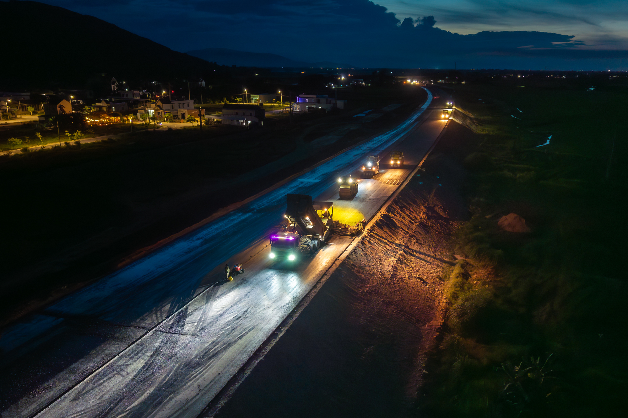 Dự &aacute;n lớn nhất, c&oacute; hầm xuy&ecirc;n n&uacute;i d&agrave;i nhất cao tốc Bắc Nam: Hơn 4.000 c&ocirc;ng nh&acirc;n v&agrave; m&aacute;y m&oacute;c l&agrave;m việc suốt ng&agrave;y đ&ecirc;m, phấn đấu vượt tiến độ 8 th&aacute;ng- Ảnh 8.