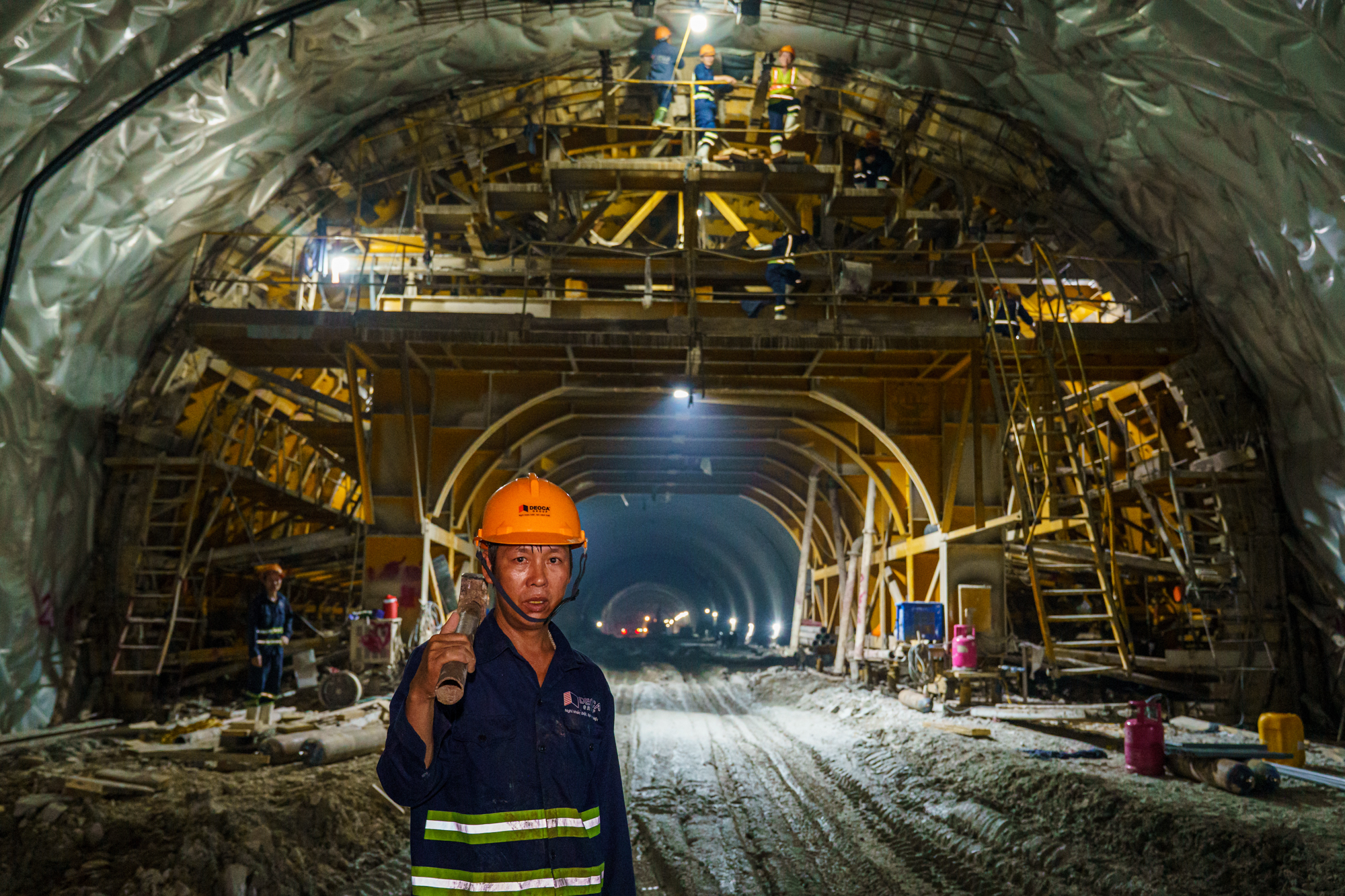 Dự &aacute;n lớn nhất, c&oacute; hầm xuy&ecirc;n n&uacute;i d&agrave;i nhất cao tốc Bắc Nam: Hơn 4.000 c&ocirc;ng nh&acirc;n v&agrave; m&aacute;y m&oacute;c l&agrave;m việc suốt ng&agrave;y đ&ecirc;m, phấn đấu vượt tiến độ 8 th&aacute;ng- Ảnh 9.