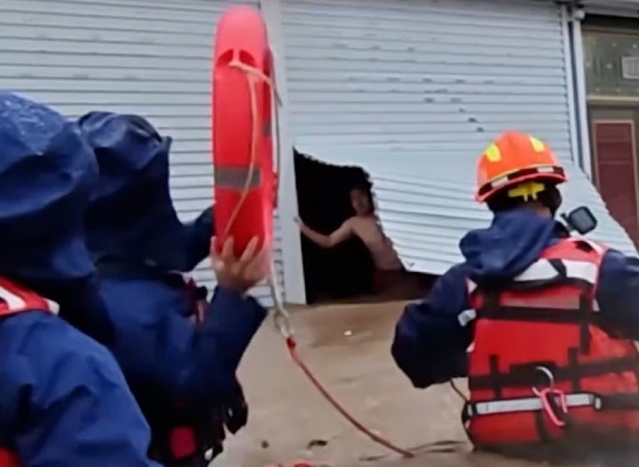 Cảnh chồng cứu vợ trong nước lũ gây xúc động mạnh mẽ - Ảnh 2.