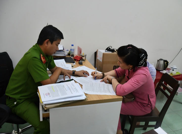 Bảo mẫu ném bé 14 tháng tuổi tử vong có thể bị truy tố tội giết người - Ảnh 2.