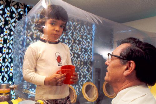 “Cậu bé bong bóng” sống cả đời trong buồng nhựa, không thể giao tiếp với thế giới bên ngoài đã trải qua những gì?- Ảnh 1.