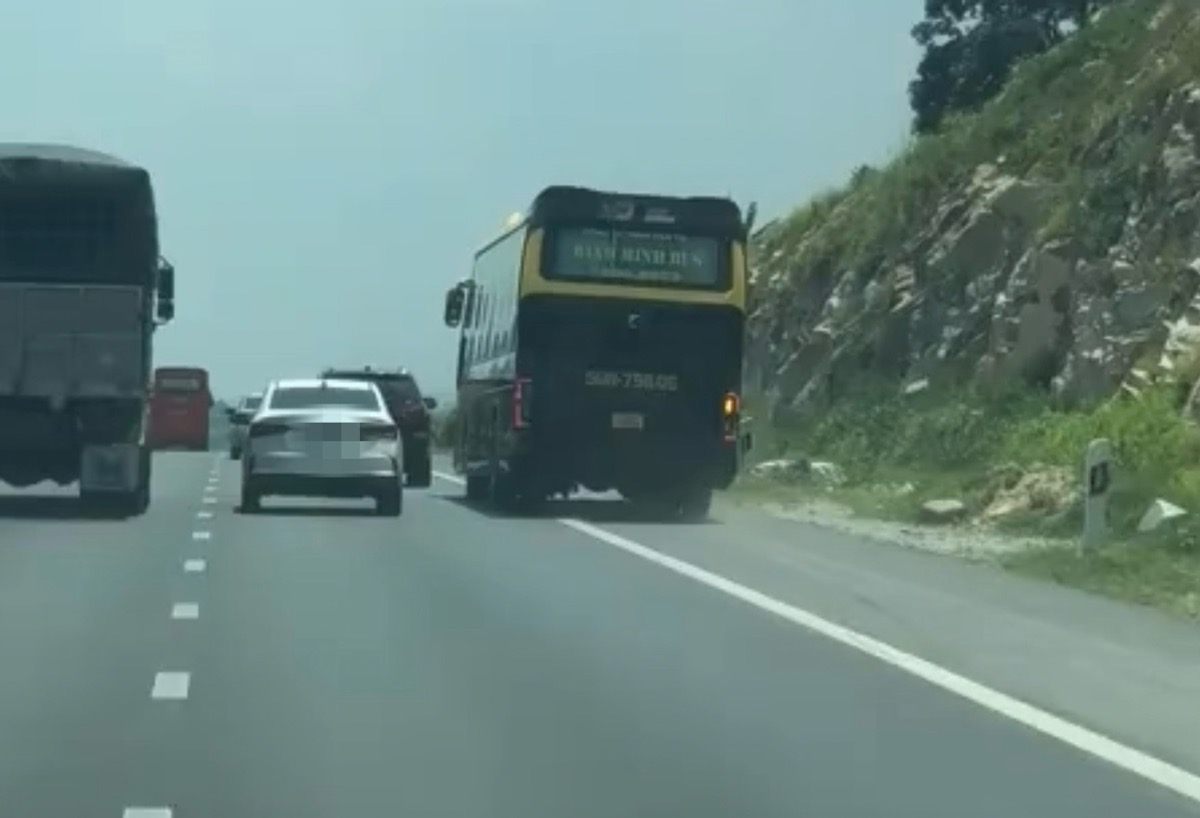 Xe khách chạy ào vào làn khẩn cấp trên đường cao tốc rồi tạt đầu xe để ra ngoài - Ảnh 1.