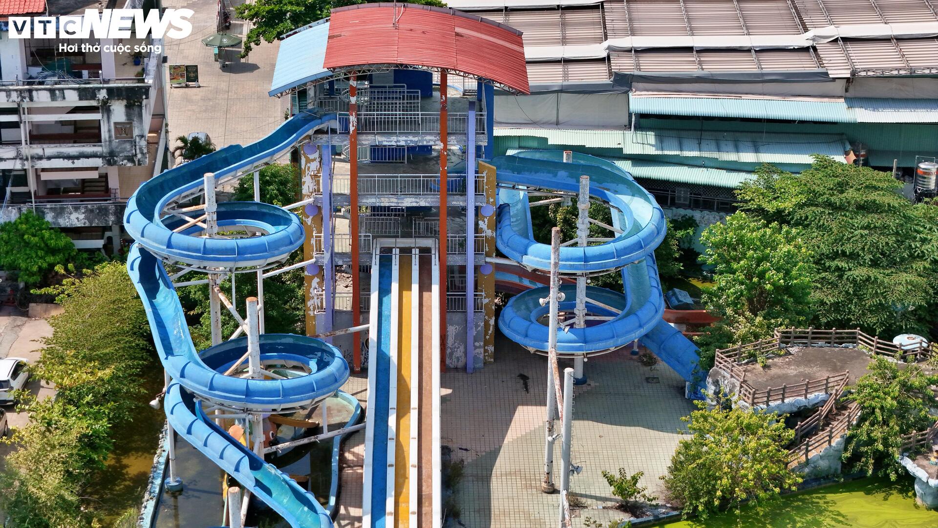 Cảnh hoang tàn của công viên nước từng sôi động bậc nhất TP.HCM - Ảnh 2.
