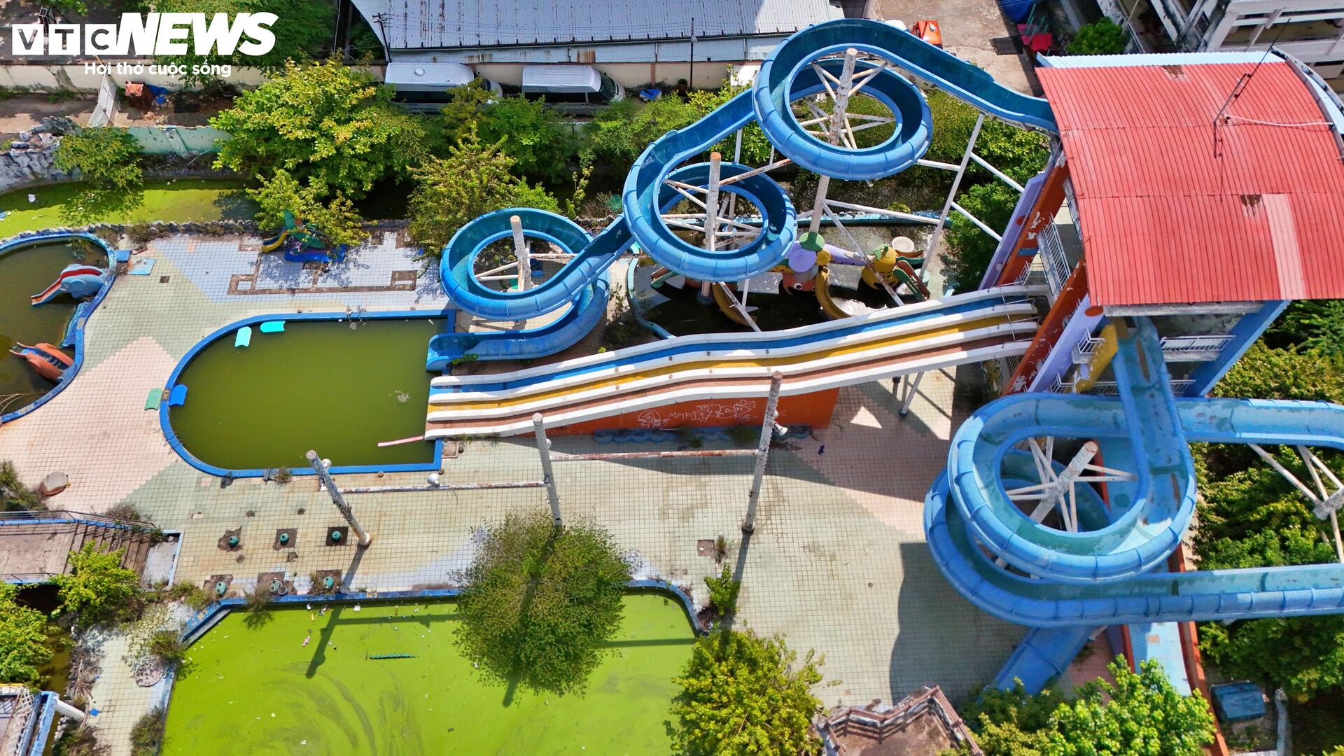 Cảnh hoang tàn của công viên nước từng sôi động bậc nhất TP.HCM - Ảnh 3.