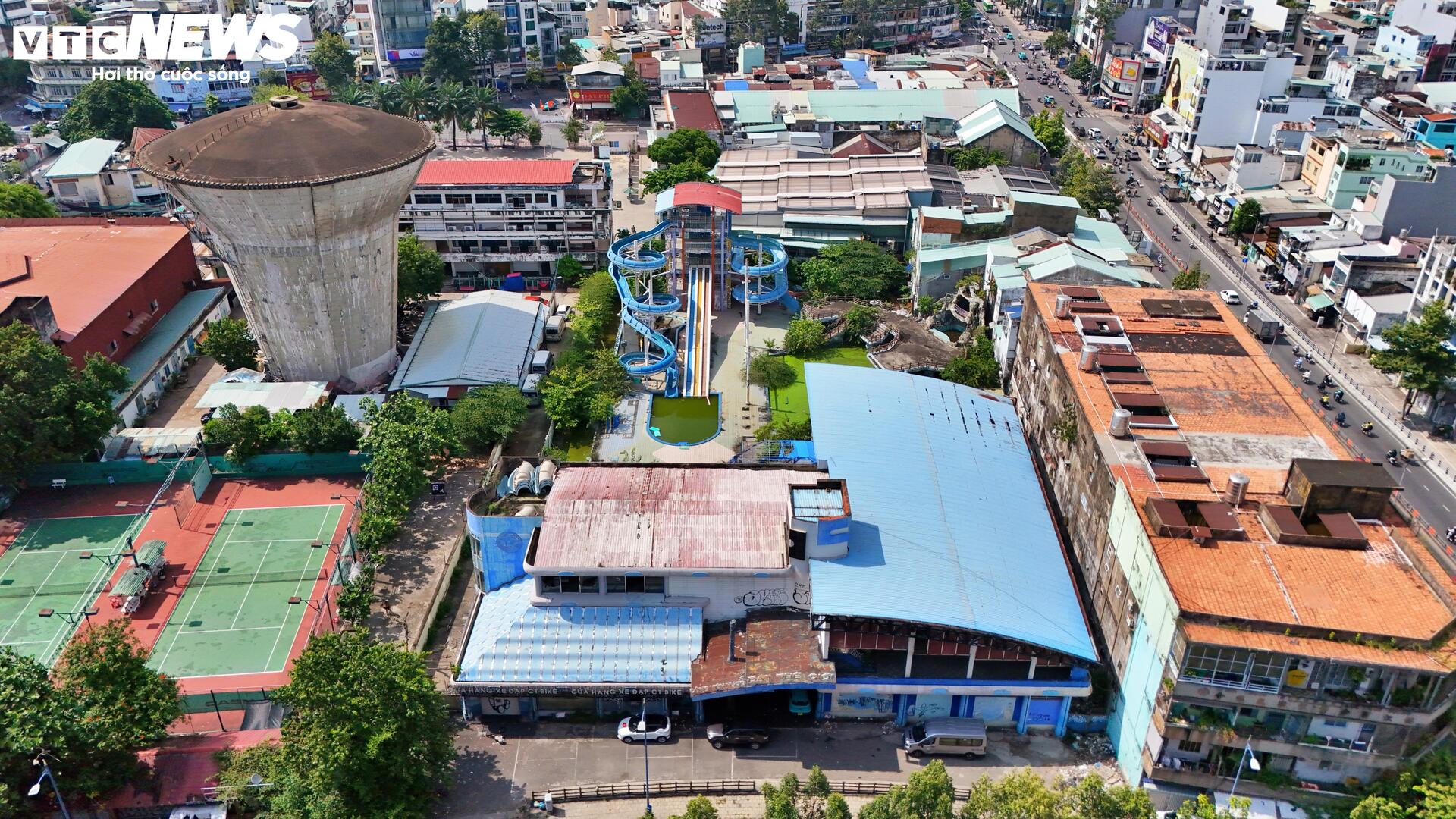Cảnh hoang tàn của công viên nước từng sôi động bậc nhất TP.HCM - Ảnh 1.