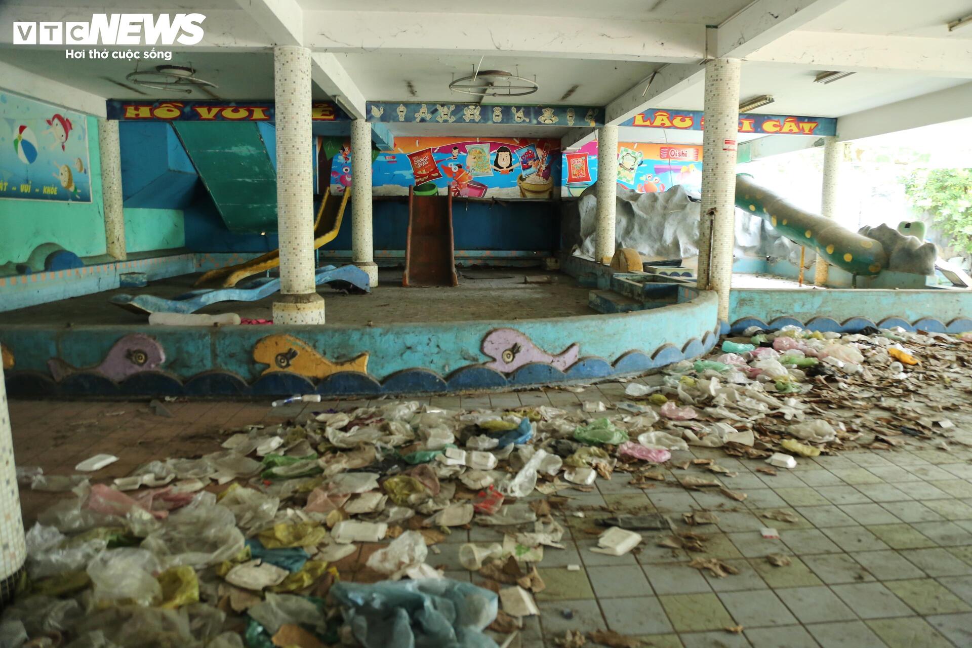 Cảnh hoang tàn của công viên nước từng sôi động bậc nhất TP.HCM - Ảnh 8.