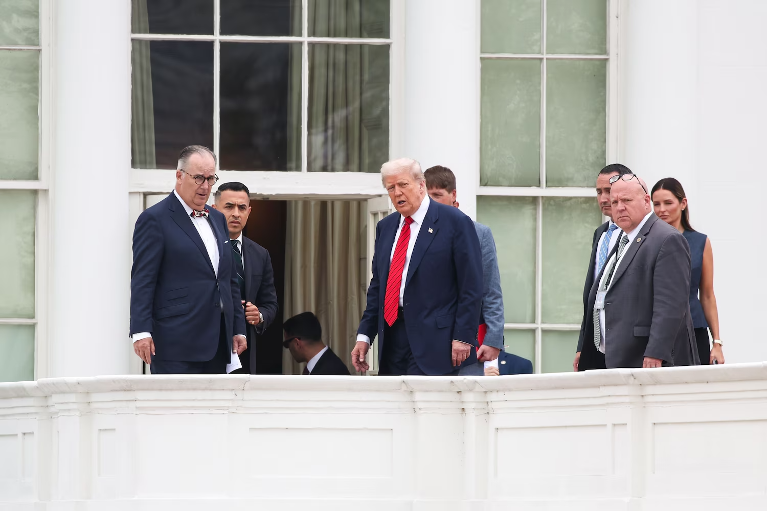 Tổng thống Trump đi dạo trên nóc Nhà Trắng: Cuộc trò chuyện thú vị với phóng viên - Ảnh 2. Tổng thống Trump đi dạo trên nóc Nhà Trắng: Cuộc trò chuyện thú vị với phóng viên - Ảnh 2.