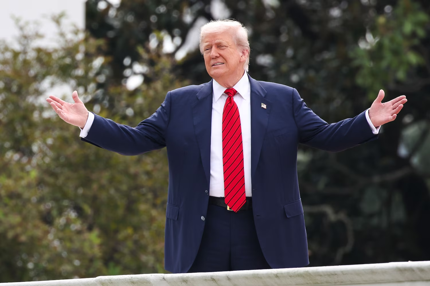 Tổng thống Trump đi dạo trên nóc Nhà Trắng: Cuộc trò chuyện thú vị với phóng viên - Ảnh 1. Tổng thống Trump đi dạo trên nóc Nhà Trắng: Cuộc trò chuyện thú vị với phóng viên - Ảnh 1.