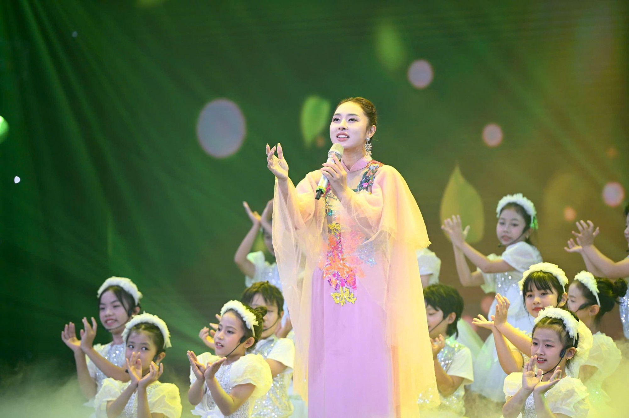 Bảo Trâm Idol đồng hành cùng nạn nhân da cam: "Họ có cảm xúc, có mơ ước... và truyền cảm hứng" - Ảnh 2. Bảo Trâm Idol đồng hành cùng nạn nhân da cam: "Họ có cảm xúc, có mơ ước... và truyền cảm hứng" - Ảnh 2.