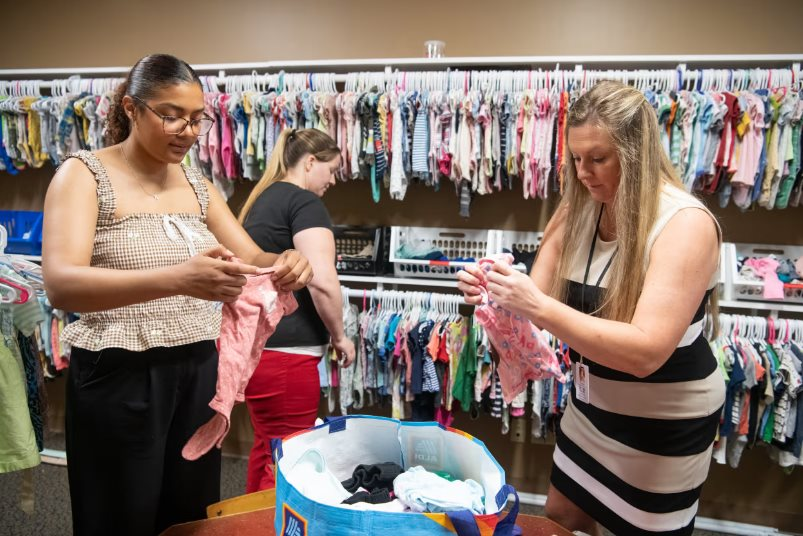 Nghịch lý: Nền kinh tế lớn nhất thế giới nhưng 35 triệu trẻ em sống trong gia đình khó khăn, luẩn quẩn giữa nợ nần, bữa ăn cũng phải đo đếm - Ảnh 1.