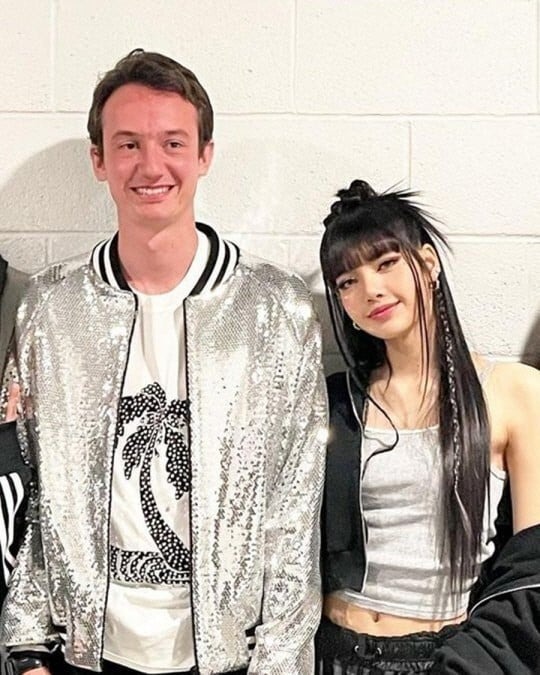 1,6 triệu lượt xem Lisa (BLACKPINK) làm chuyện gây hoang mang với trai lạ sau lưng bạn trai tài phiệt- Ảnh 8. 1,6 triệu lượt xem Lisa (BLACKPINK) làm chuyện gây hoang mang với trai lạ sau lưng bạn trai tài phiệt- Ảnh 8.