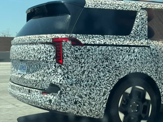 Kia Carnival thế hệ mới chạy thử nghiệm: Dễ là bản EREV 'xe điện sạc bằng máy xăng' cho ai thích đi xa, có thể thêm AWD - Ảnh 5.