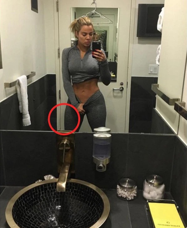 Nhà Kardashian - Jenner bị bóc mẽ nhan sắc giả dối: Từ mẹ đến con đều "cà ảnh" đến dị dạng bộ phận này- Ảnh 15. Nhà Kardashian - Jenner bị bóc mẽ nhan sắc giả dối: Từ mẹ đến con đều "cà ảnh" đến dị dạng bộ phận này- Ảnh 15.
