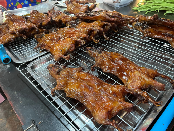 7 món ăn "rợn gáy" ở Trung Quốc: Món số 3 khiến dân mạng sốc hơn cả - Ảnh 7. 7 món ăn "rợn gáy" ở Trung Quốc: Món số 3 khiến dân mạng sốc hơn cả - Ảnh 7.