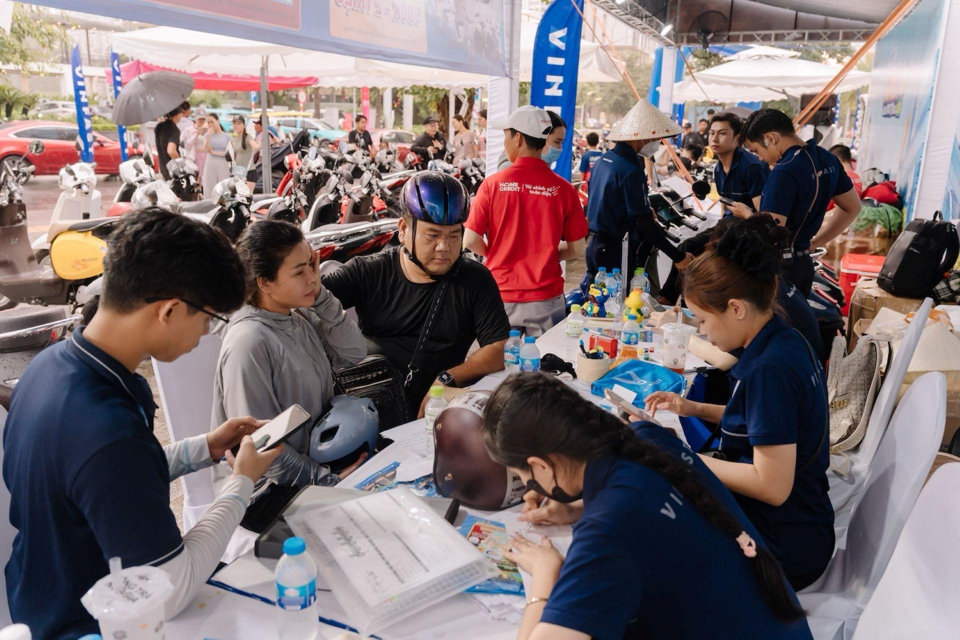 “Đổi xăng lấy điện” sôi động ở 3 miền: Cả nhà rủ nhau lên đời xe điện - Ảnh 1. “Đổi xăng lấy điện” sôi động ở 3 miền: Cả nhà rủ nhau lên đời xe điện - Ảnh 1.