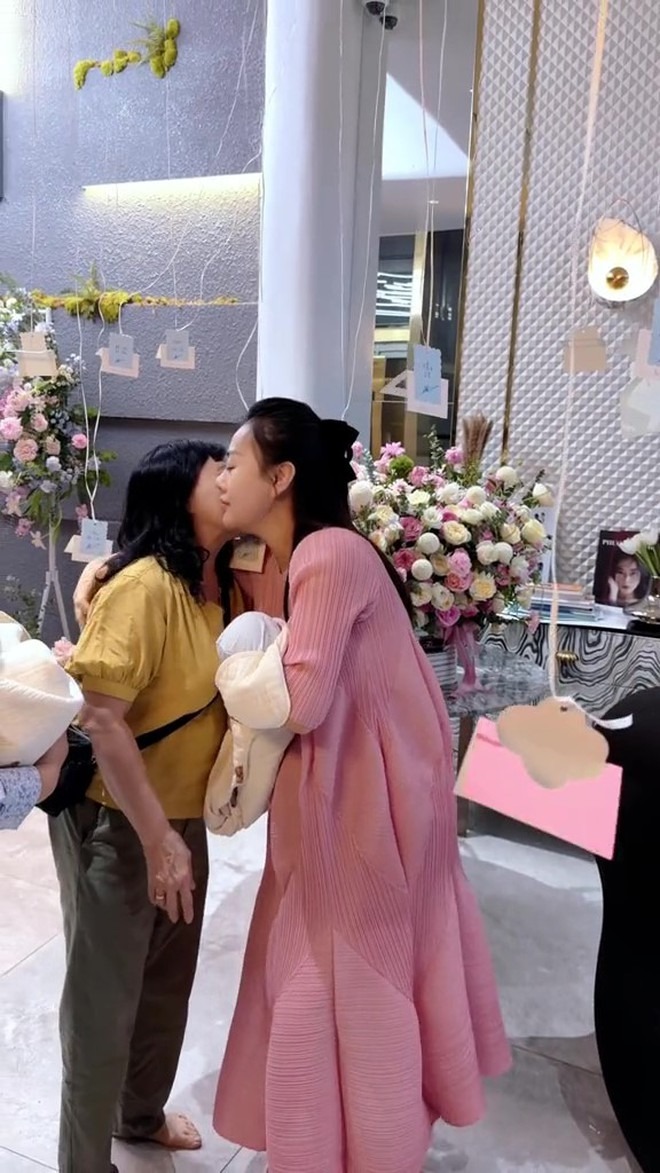 Rõ mối quan hệ của Phương Oanh và mẹ chồng sau 2 năm làm dâu - Ảnh 4. Rõ mối quan hệ của Phương Oanh và mẹ chồng sau 2 năm làm dâu - Ảnh 4.