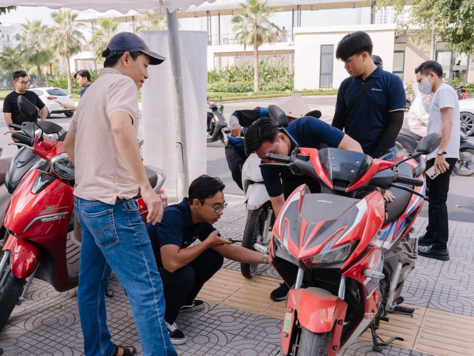 “Đổi xăng lấy điện” sôi động ở 3 miền: Cả nhà rủ nhau lên đời xe điện - Ảnh 2. “Đổi xăng lấy điện” sôi động ở 3 miền: Cả nhà rủ nhau lên đời xe điện - Ảnh 2.