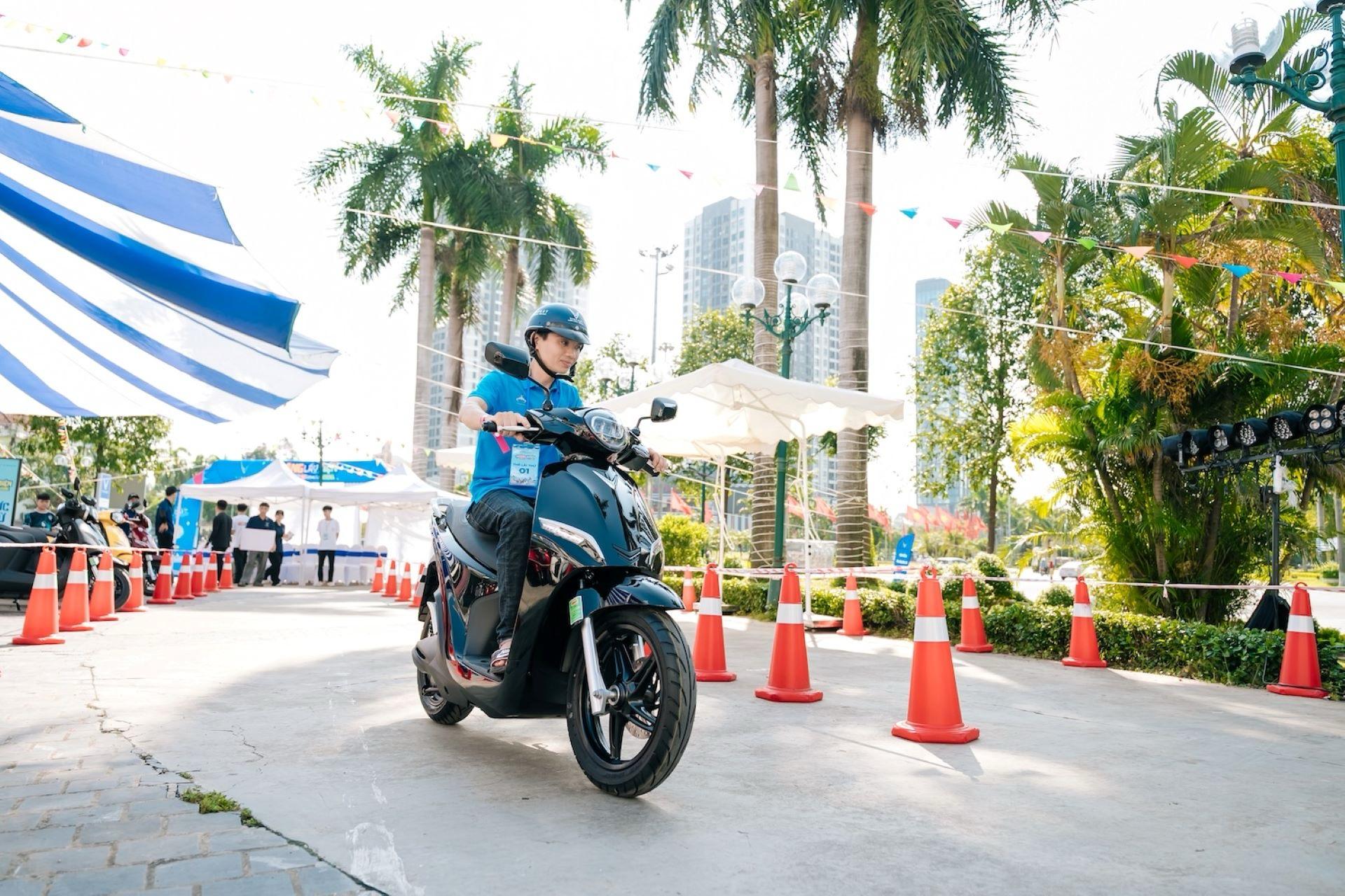 “Đổi xăng lấy điện” sôi động ở 3 miền: Cả nhà rủ nhau lên đời xe điện - Ảnh 4. “Đổi xăng lấy điện” sôi động ở 3 miền: Cả nhà rủ nhau lên đời xe điện - Ảnh 4.