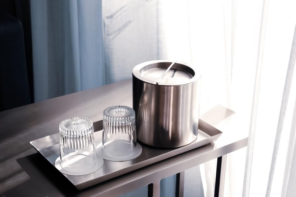 "Ngay khi t&ocirc;i bước v&agrave;o kh&aacute;ch sạn, t&ocirc;i n&eacute;m n&oacute; v&agrave;o g&oacute;c": B&iacute; mật ẩn sau vẻ h&agrave;o nho&aacute;ng v&agrave; sự thật &iacute;t người biết trong ph&ograve;ng kh&aacute;ch sạn- Ảnh 5.