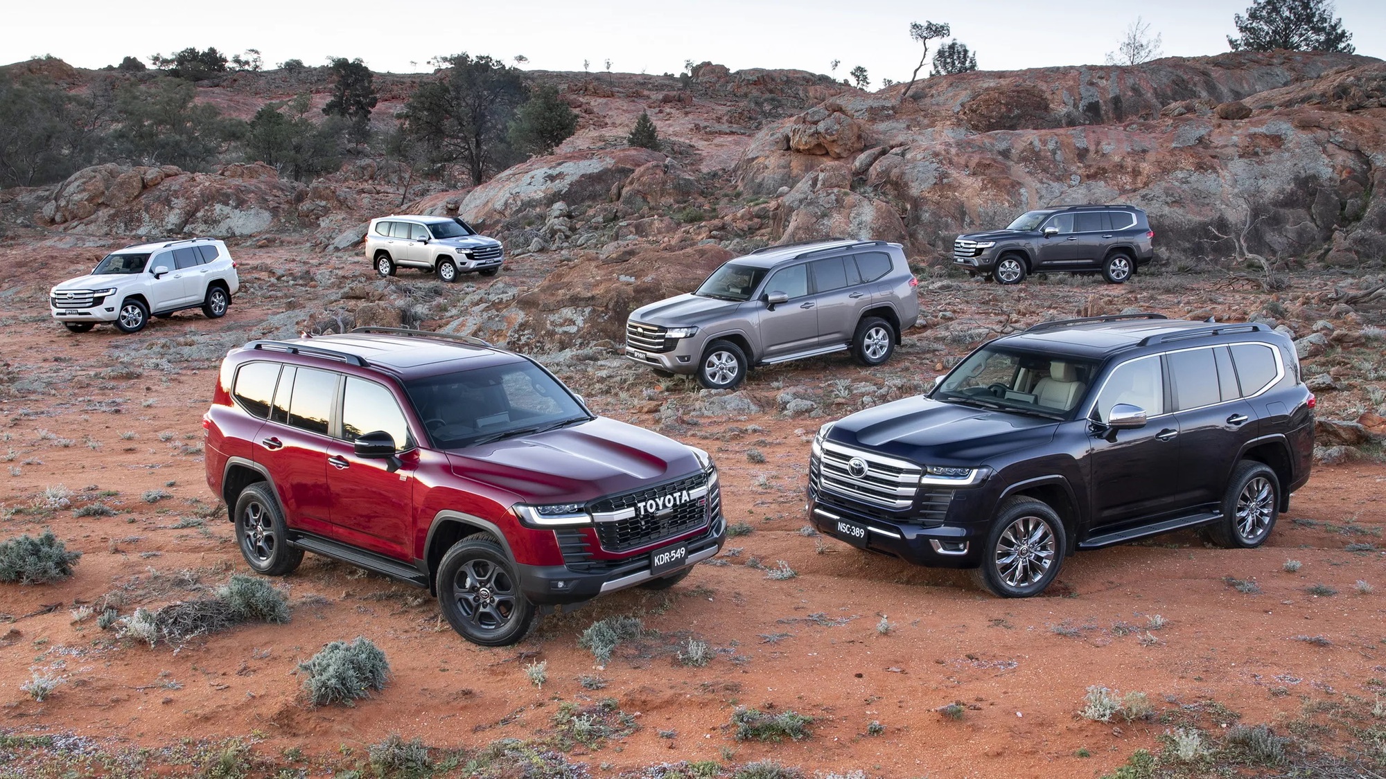 Ở Việt Nam đ&agrave;nh lọt top b&aacute;n &iacute;t nhưng đ&acirc;y mới l&agrave; 'độ hot' thực sự của Toyota Land Cruiser: B&aacute;n hơn 100.000 xe/năm to&agrave;n cầu, c&oacute; nơi lượng b&aacute;n ngang Accent - Ảnh 2.