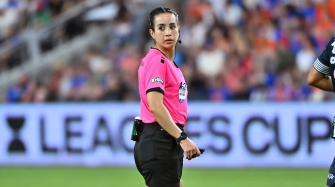 Nữ trọng tài xinh đẹp bị CĐV quá khích dọa giết, FIFA lên tiếng- Ảnh 2. Nữ trọng tài xinh đẹp bị CĐV quá khích dọa giết, FIFA lên tiếng- Ảnh 2.