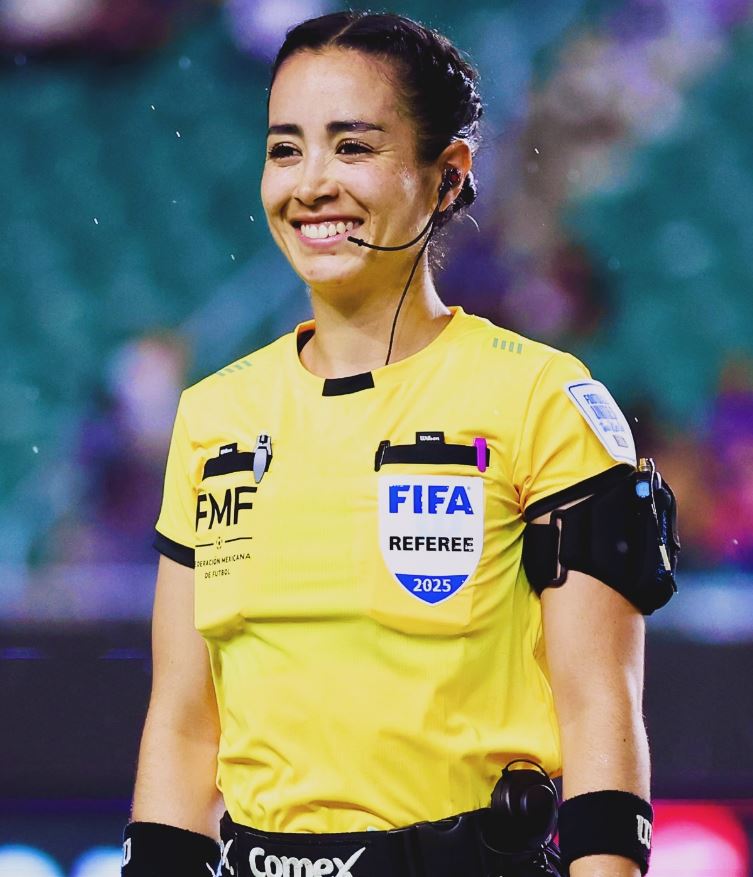 Nữ trọng tài xinh đẹp bị CĐV quá khích dọa giết, FIFA lên tiếng- Ảnh 1. Nữ trọng tài xinh đẹp bị CĐV quá khích dọa giết, FIFA lên tiếng- Ảnh 1.
