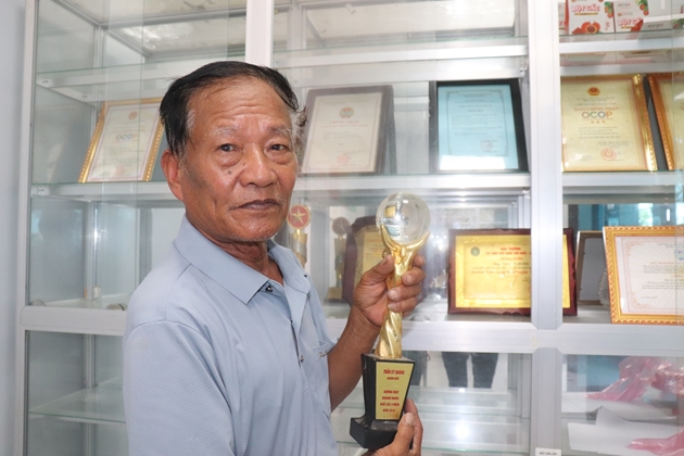 Chuyện về Vua Gấc, người lính già biến loài cây ruột đỏ thành "vàng ròng": Thu 25 tỷ mỗi năm - Ảnh 3. Chuyện về Vua Gấc, người lính già biến loài cây ruột đỏ thành "vàng ròng": Thu 25 tỷ mỗi năm - Ảnh 3.