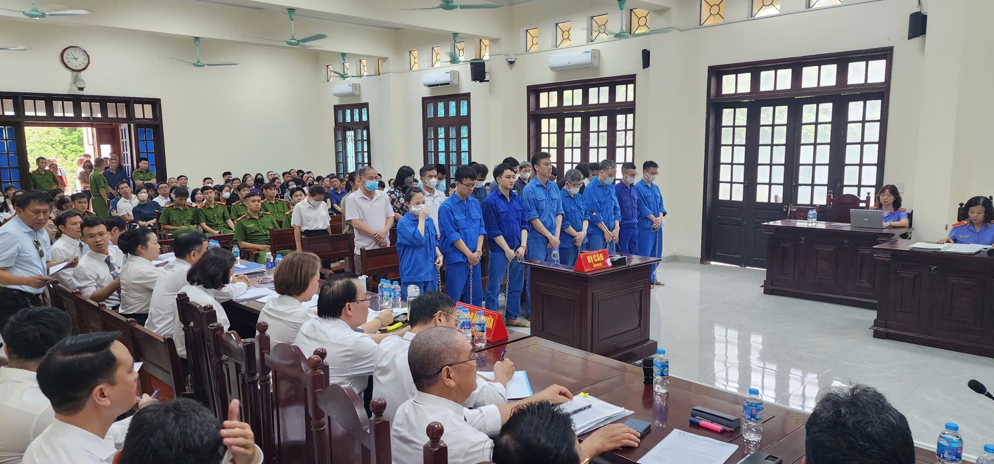 Xét xử cán bộ Hải quan tiếp tay buôn lậu tại Hải Phòng - Ảnh 1.