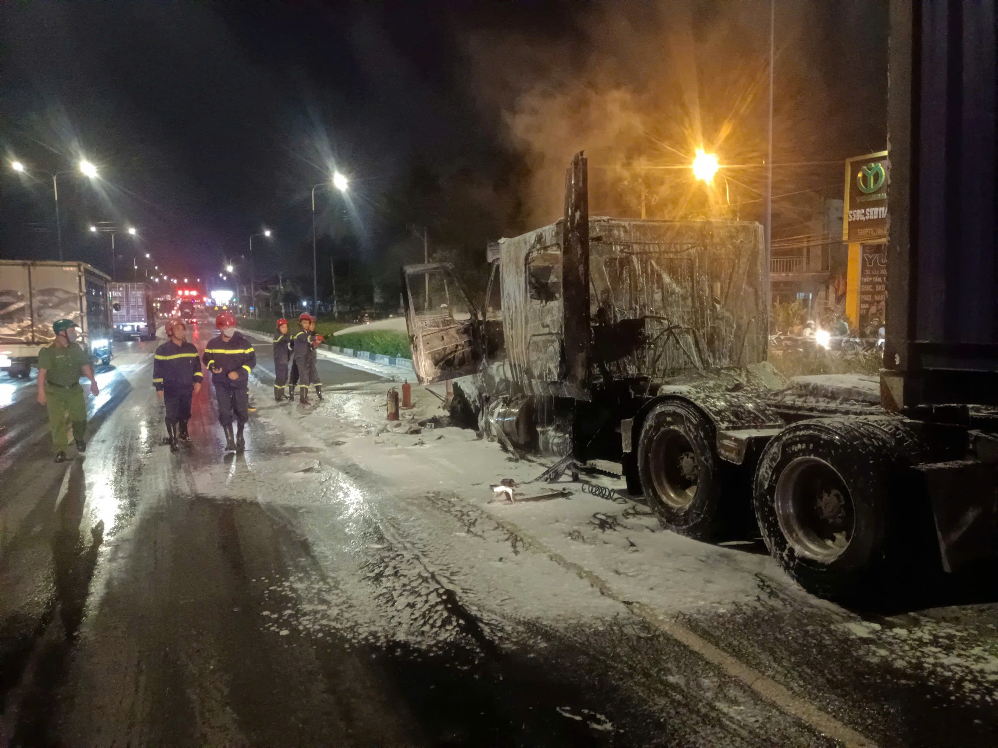 Cháy xe container ở TP HCM , tài xế hô hoán người dân ứng cứu kịp thời - Ảnh 1.