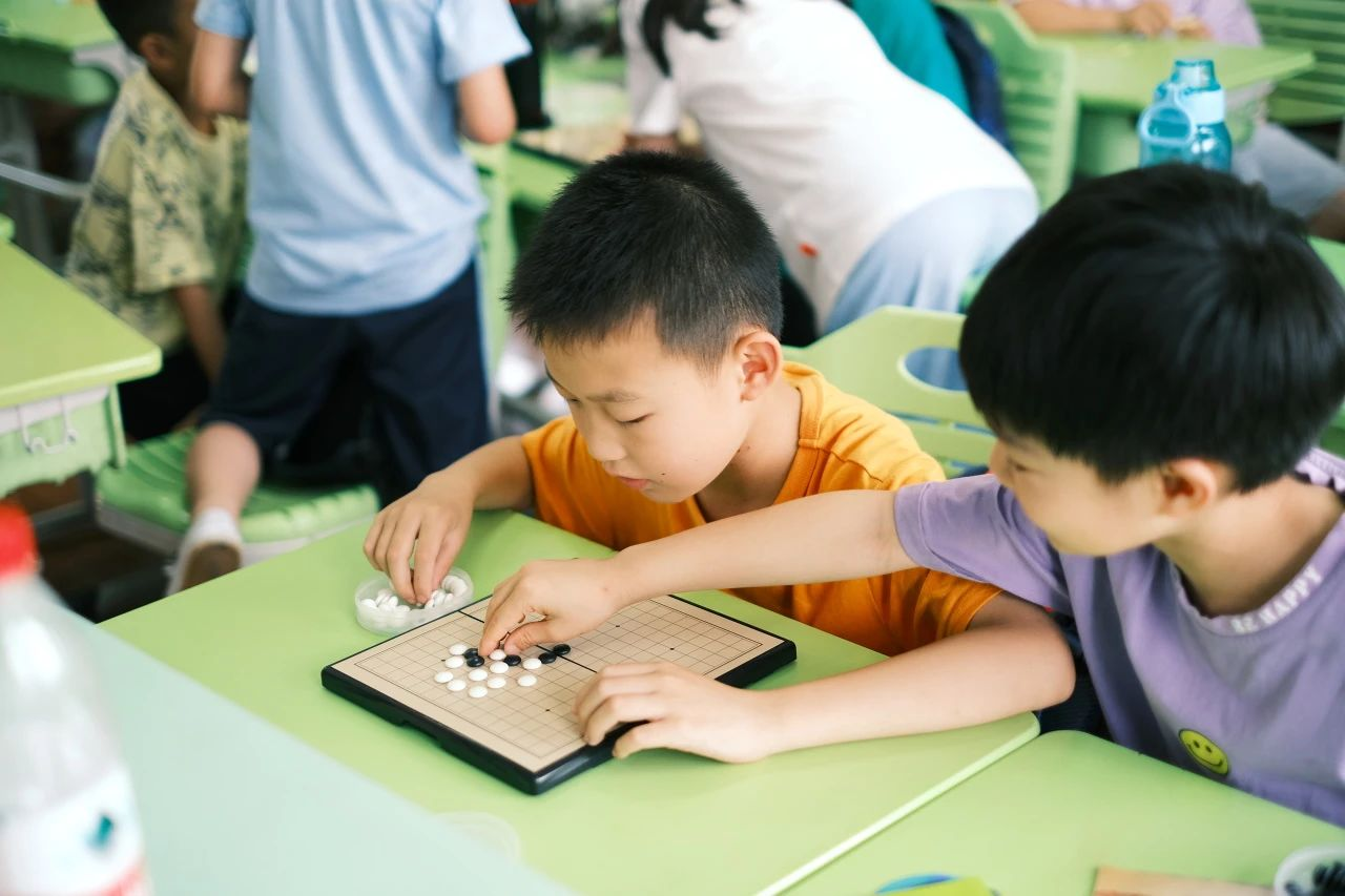 Mẹ bận đi l&agrave;m, check camera lớp mẫu gi&aacute;o con học rồi bật kh&oacute;c khi chứng kiến h&agrave;nh động của gi&aacute;o vi&ecirc;n- Ảnh 3.