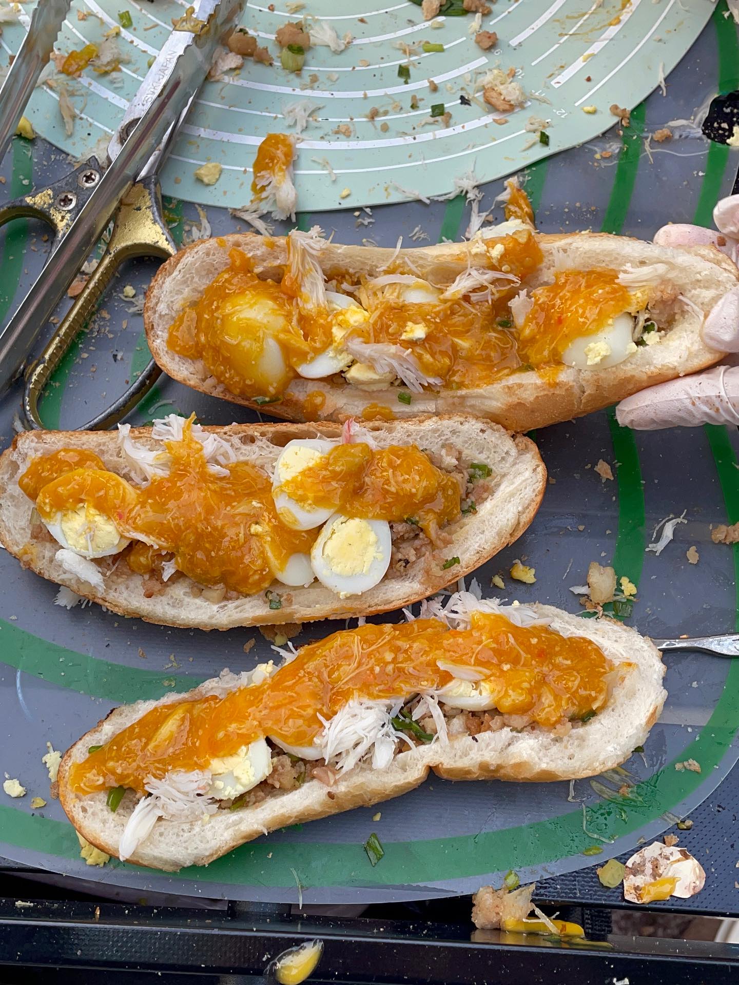 C&ocirc; b&eacute; 14 tuổi ở TPHCM g&acirc;y sốt với m&oacute;n b&aacute;nh m&igrave; gạch cua, chỉ mở b&aacute;n đ&uacute;ng 2 tiếng l&agrave; hết sạch 600 phần!- Ảnh 7.