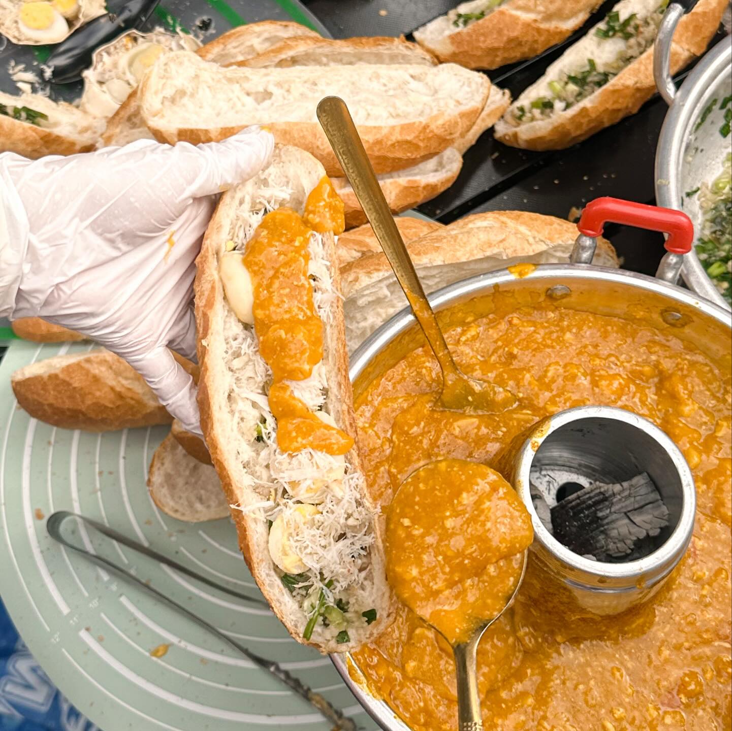 C&ocirc; b&eacute; 14 tuổi ở TPHCM g&acirc;y sốt với m&oacute;n b&aacute;nh m&igrave; gạch cua, chỉ mở b&aacute;n đ&uacute;ng 2 tiếng l&agrave; hết sạch 600 phần!- Ảnh 1.