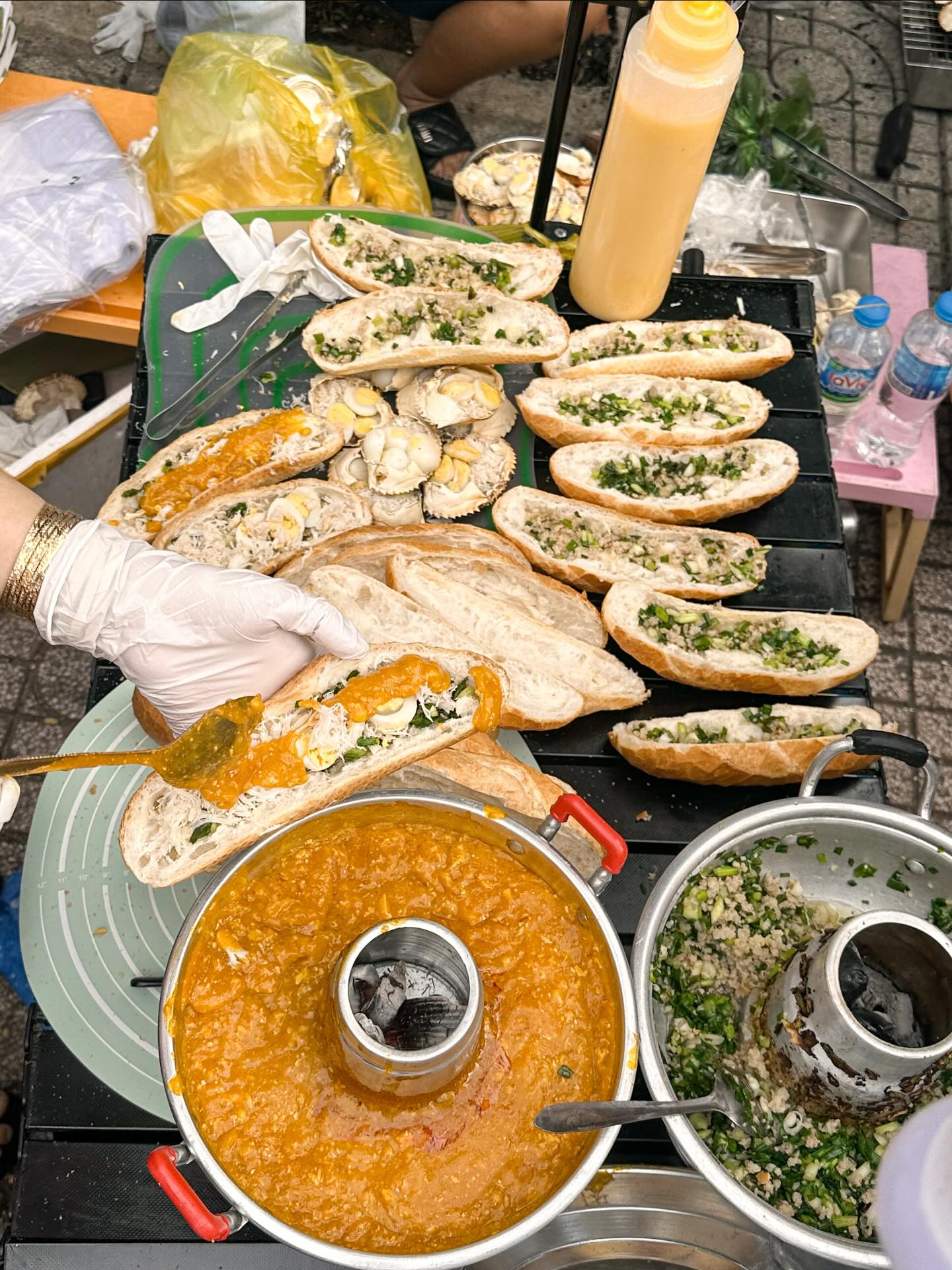 C&ocirc; b&eacute; 14 tuổi ở TPHCM g&acirc;y sốt với m&oacute;n b&aacute;nh m&igrave; gạch cua, chỉ mở b&aacute;n đ&uacute;ng 2 tiếng l&agrave; hết sạch 600 phần!- Ảnh 3.