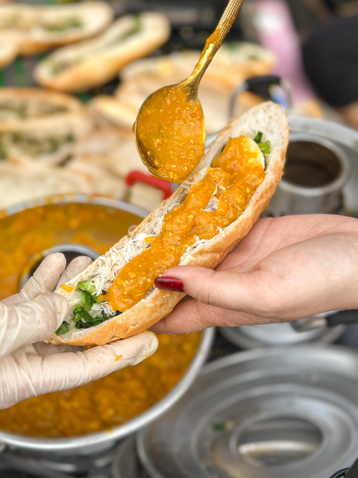 C&ocirc; b&eacute; 14 tuổi ở TPHCM g&acirc;y sốt với m&oacute;n b&aacute;nh m&igrave; gạch cua, chỉ mở b&aacute;n đ&uacute;ng 2 tiếng l&agrave; hết sạch 600 phần!- Ảnh 2.