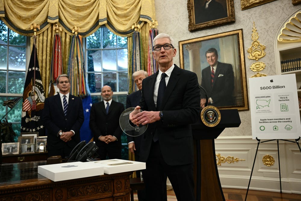 Đem tặng ông Trump thứ gì mà CEO Tim Cook nhận lại phần quà siêu to khổng lồ: 'Apple sẽ được đối xử đặc biệt' - Ảnh 1.