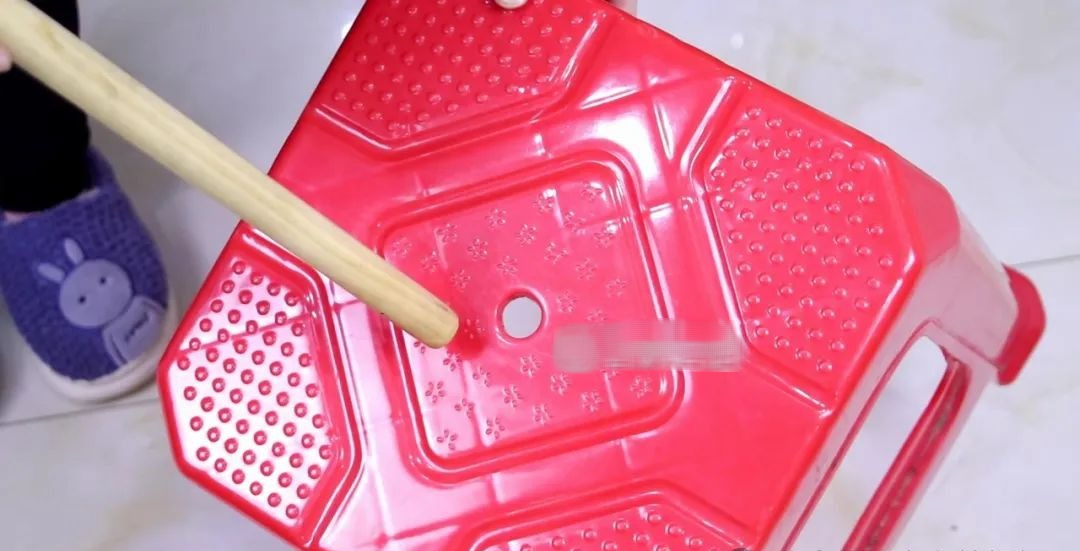 Mất 10 năm mới ngộ ra "bí ẩn" của lỗ nhỏ giữa ghế nhựa, rất thiệt cho người không biết - Ảnh 1. Mất 10 năm mới ngộ ra "bí ẩn" của lỗ nhỏ giữa ghế nhựa, rất thiệt cho người không biết - Ảnh 1.