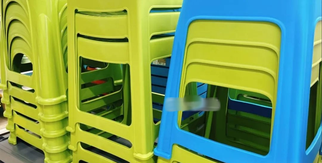 Mất 10 năm mới ngộ ra "bí ẩn" của lỗ nhỏ giữa ghế nhựa, rất thiệt cho người không biết - Ảnh 2. Mất 10 năm mới ngộ ra "bí ẩn" của lỗ nhỏ giữa ghế nhựa, rất thiệt cho người không biết - Ảnh 2.