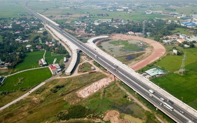 Sau một thập kỷ, dự án cây cầu dây văng cao nhất Việt Nam sắp về đích - Ảnh 3.