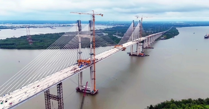 Sau một thập kỷ, dự án cây cầu dây văng cao nhất Việt Nam sắp về đích - Ảnh 2.