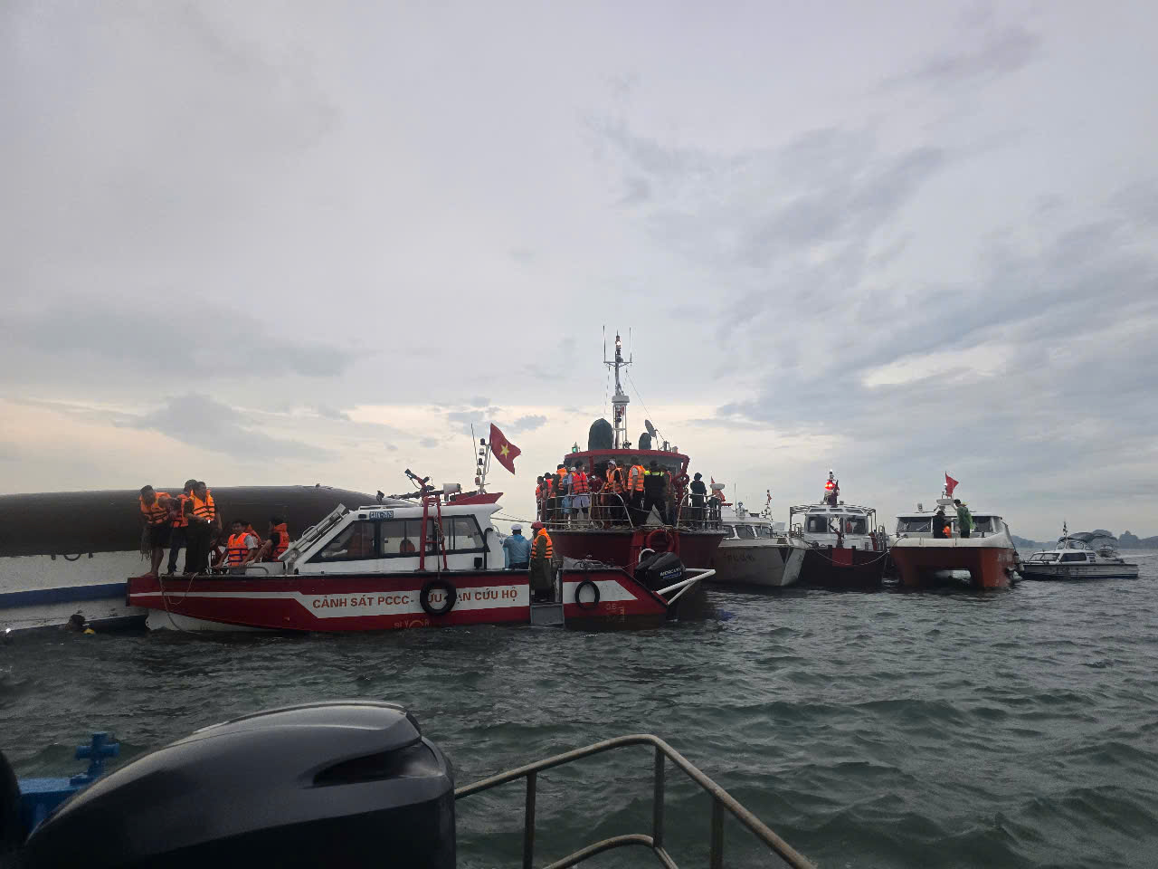 T&agrave;u du lịch tr&ecirc;n vịnh Hạ Long sẽ được lắp đặt thiết bị th&ocirc;ng tin li&ecirc;n lạc AIS- Ảnh 2.