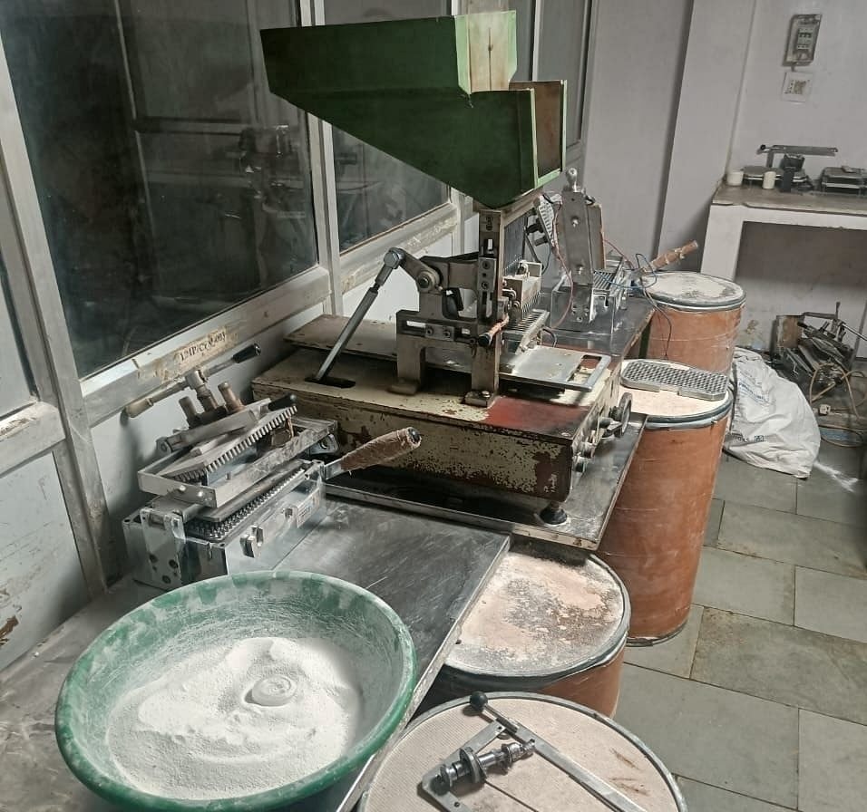 Điều tra suốt 2 tháng, triệt phá đường dây sản xuất thuốc giả, thu giữ gần 200 kg thuốc nhái Panadol, Johnson & Johnson, GSK… - Ảnh 2.