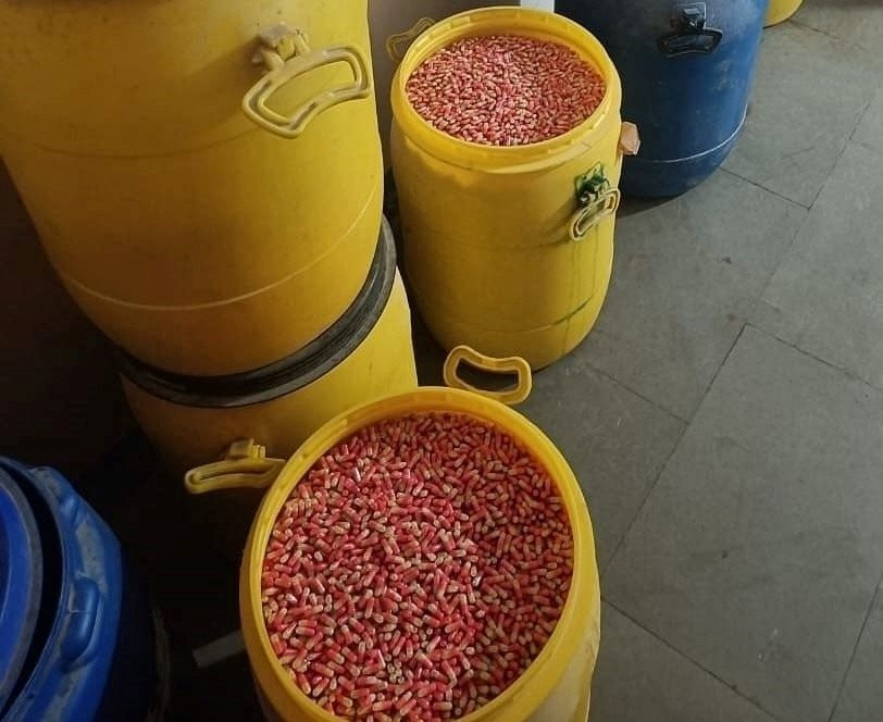 Điều tra suốt 2 tháng, triệt phá đường dây sản xuất thuốc giả, thu giữ gần 200 kg thuốc nhái Panadol, Johnson & Johnson, GSK… - Ảnh 1.