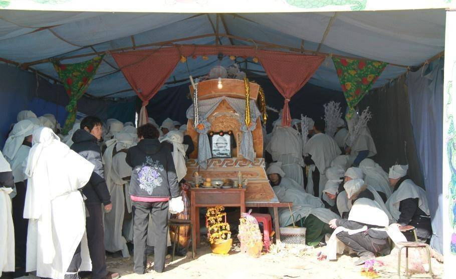 Cụ bà 104 tuổi sống lại sau khi được đưa vào quan tài và kể về cuộc sống "sau khi chết" của mình khiến ai cũng sửng sốt- Ảnh 2.