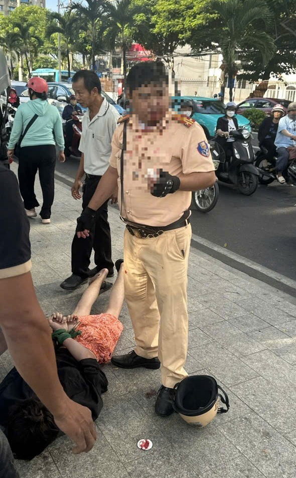 Trung t&aacute; Cảnh s&aacute;t giao th&ocirc;ng bị thanh ni&ecirc;n Nga tấn c&ocirc;ng ở Nha Trang - Ảnh 1.