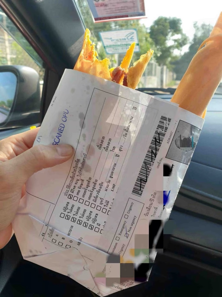 Bệnh viện bị phạt 1 tỷ đồng vì dùng hồ sơ bệnh án làm giấy gói thức ăn - Ảnh 1.