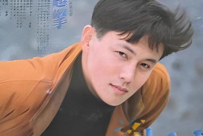 Nam diễn viên bị vợ lừa sạch tài sản, còng lưng nuôi 6 đứa con không chung huyết thống- Ảnh 1. Nam diễn viên bị vợ lừa sạch tài sản, còng lưng nuôi 6 đứa con không chung huyết thống- Ảnh 1.