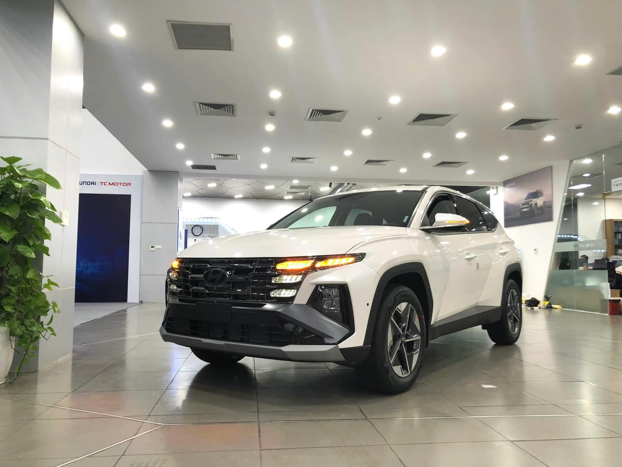 Hyundai Tucson giảm hơn 50 triệu đồng tại đại l&yacute;: Gi&aacute; thấp nhất c&ograve;n rẻ hơn cả Mazda CX-5 ti&ecirc;u chuẩn - Ảnh 2.