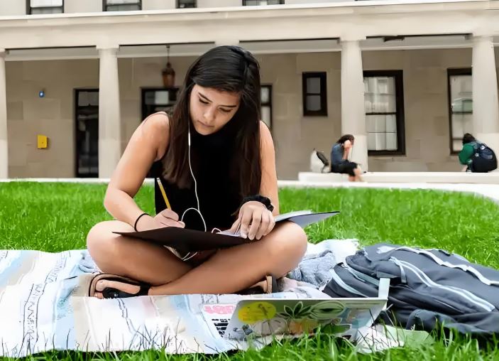 Đây là chuyên ngành mà con nhà giàu thường theo học: Tưởng mơ mộng, phù phiếm, hoá ra lại thực tế đến phũ phàng!- Ảnh 1. Đây là chuyên ngành mà con nhà giàu thường theo học: Tưởng mơ mộng, phù phiếm, hoá ra lại thực tế đến phũ phàng!- Ảnh 1.